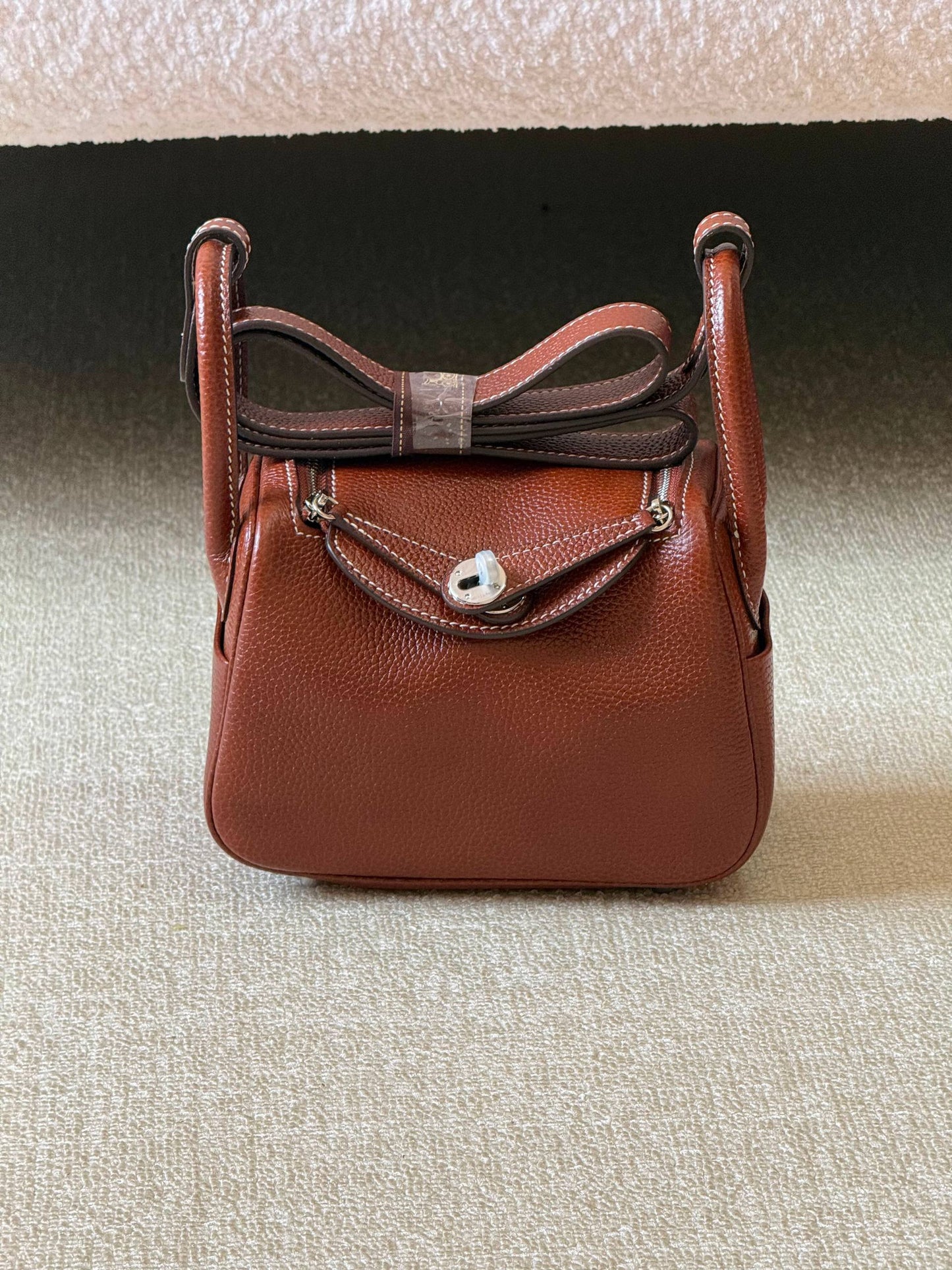 Hermes mini Lindy 18cm💥Master quality ✅with box 📦
340 dhs✅
Zain51
♥️♥️♥️