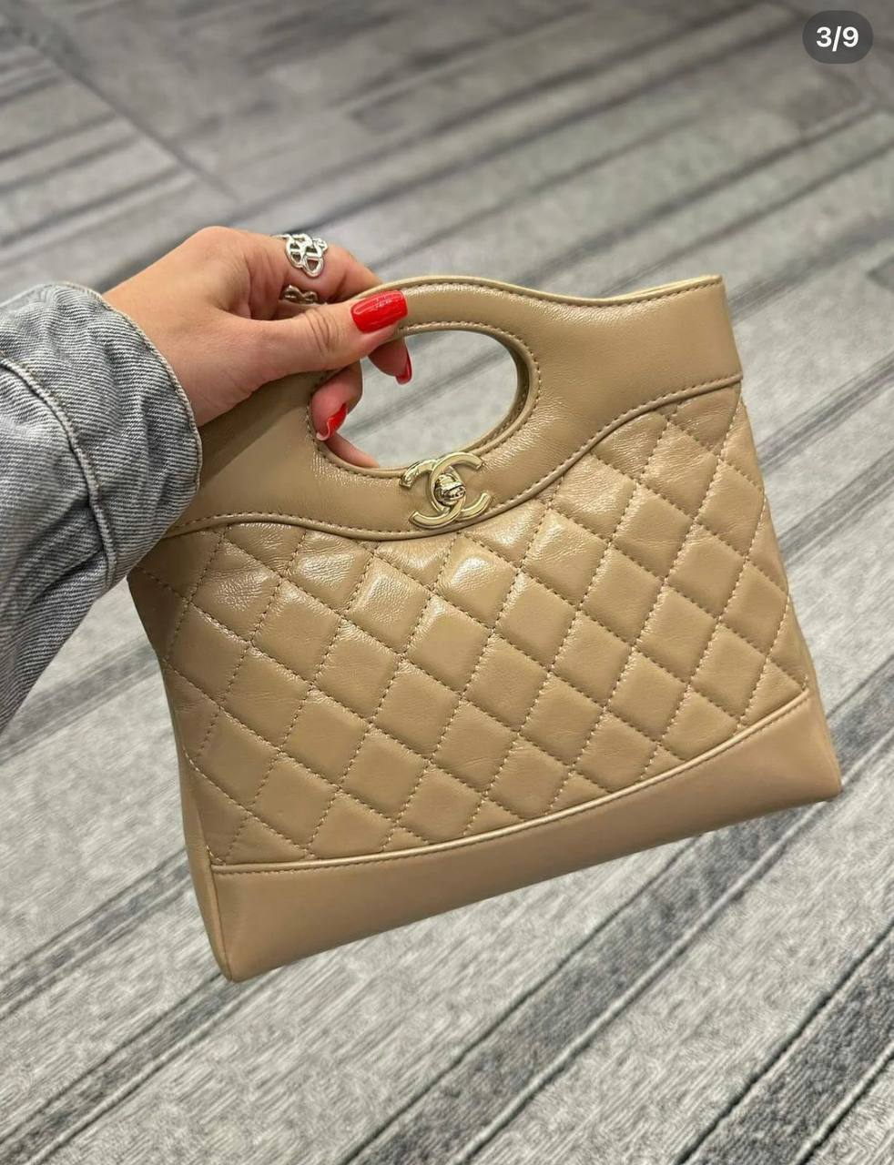 Chanel fragrance case,
good quality, comes
with box,
🎁🎁🎁
size...24* 19 cm
100 dhs🪙💕
Zain12
♥️♥️♥️
