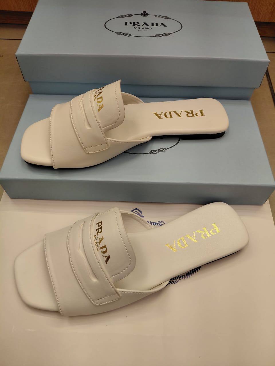 Prada Slipper
Size 36 To 41
95 dhs🇦🇪🇦🇪
Zain16
♥️♥️♥️