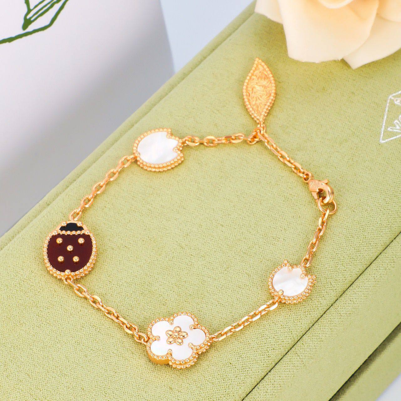VCA
Bracelet 🐞
Master quality 💯
With normal boxes 📦
65 dhs🇦🇪🇦🇪
With master box 🗃️
110 dhs🇦🇪🇦🇪
Zain216
♥️♥️♥️