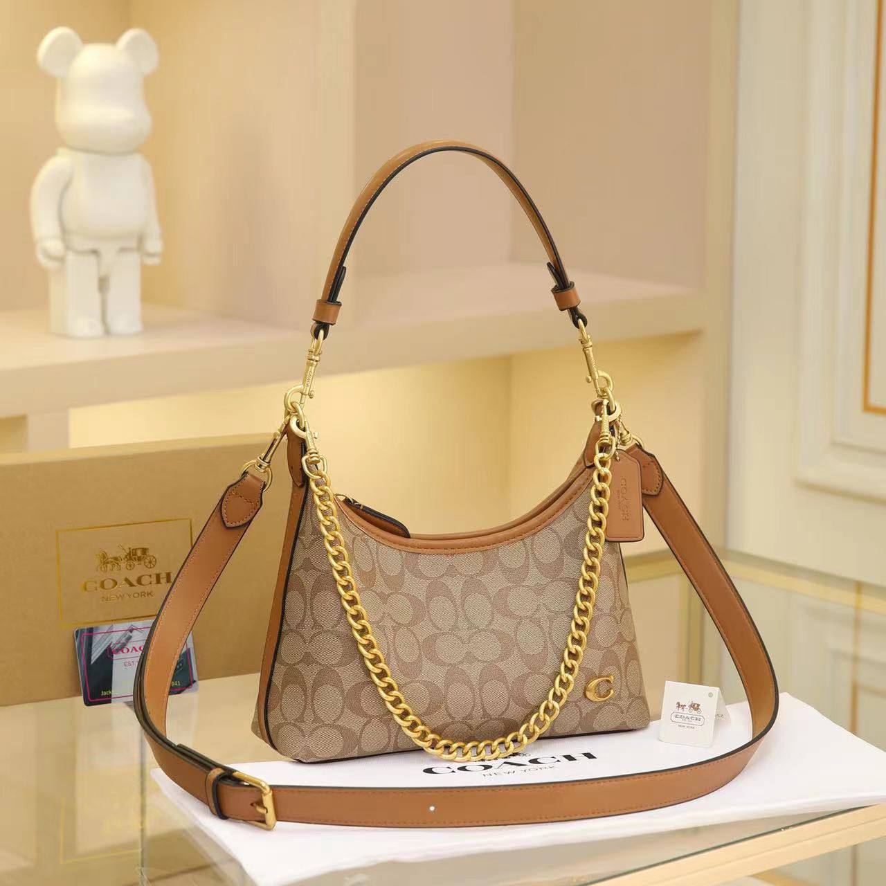 COACH
SIZE ……… 26 CM 🥰
95 dhs✅
with BOX🌷
🎁🎁🎁
Zain244
♥️♥️♥️