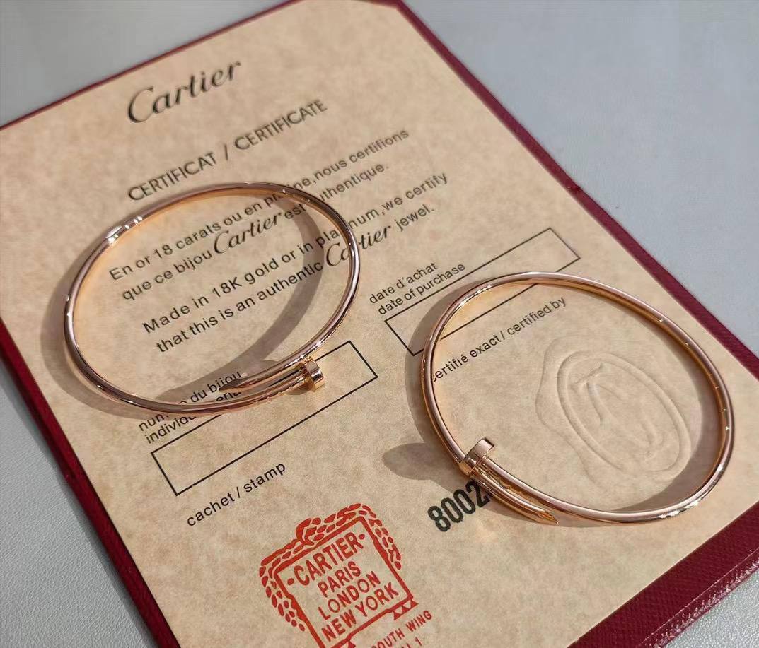 Cartier Bangle*🪅
Stone / without stone
Size 16,17,18,19
*Master Quality* 💎
45 dhs❤️
normal box 📦
Zain48
♥️♥️♥️
