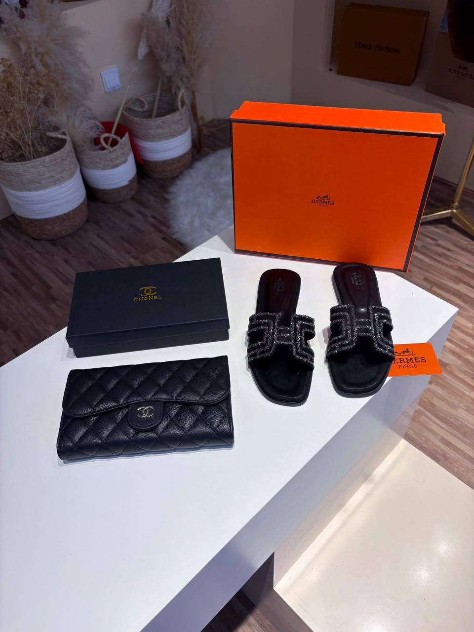 Chanel Set
Size 36-41
160 dhs🇦🇪🇦🇪
Zain07
Zain120
♥️♥️♥️