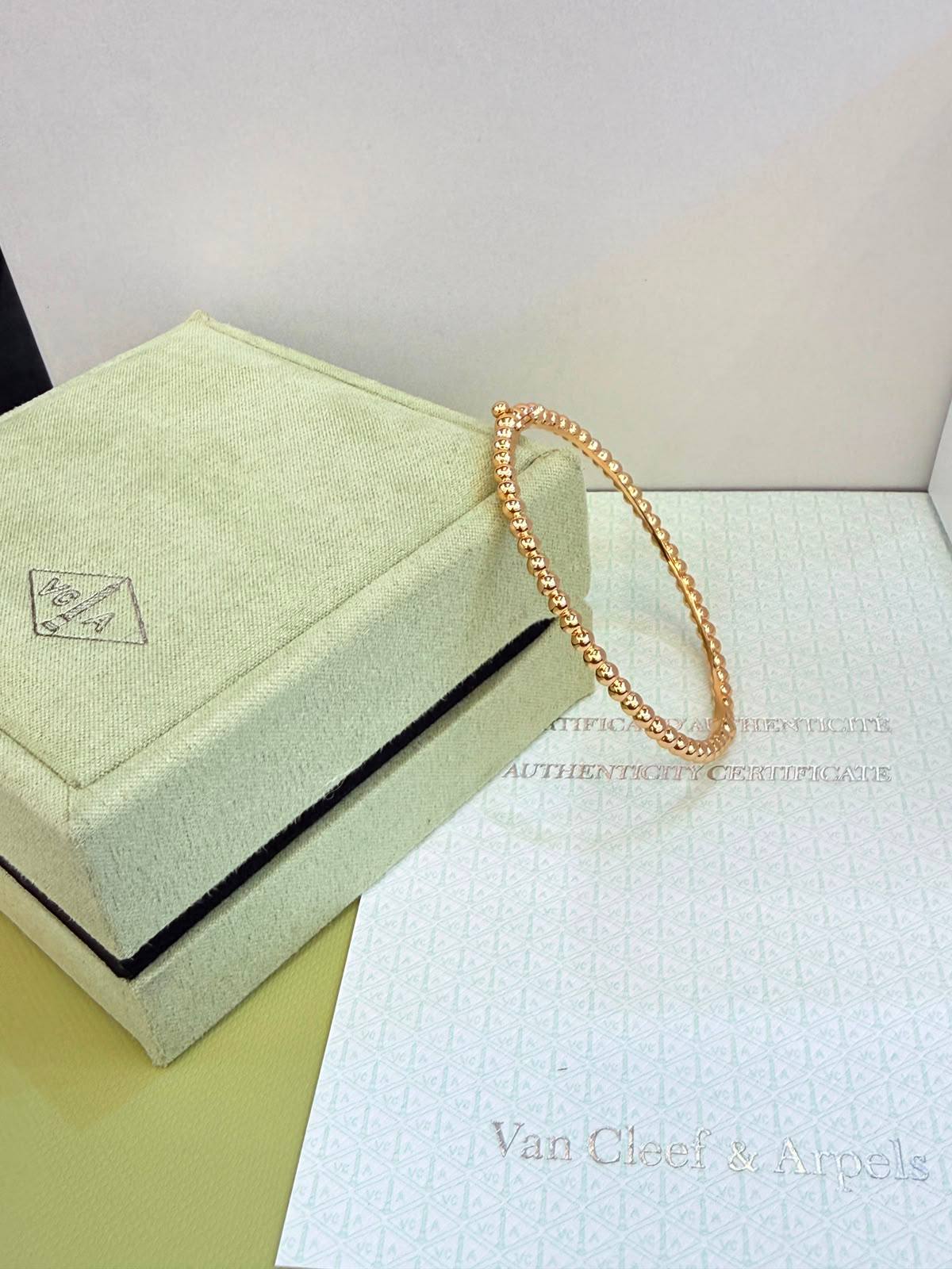VCA
*Perlee’ Pearls Bangle*
*90* with normal box
*140* with original box
Zain209
♥️♥️♥️