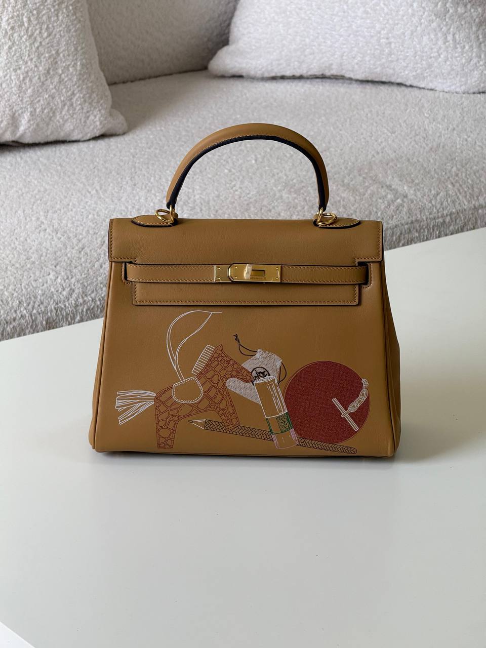 Hermes kelly 28cm💕
master quality😍
with box❤️
🎁🎁🎁
700 dhs🪙💕
Zain52
♥️♥️♥️
