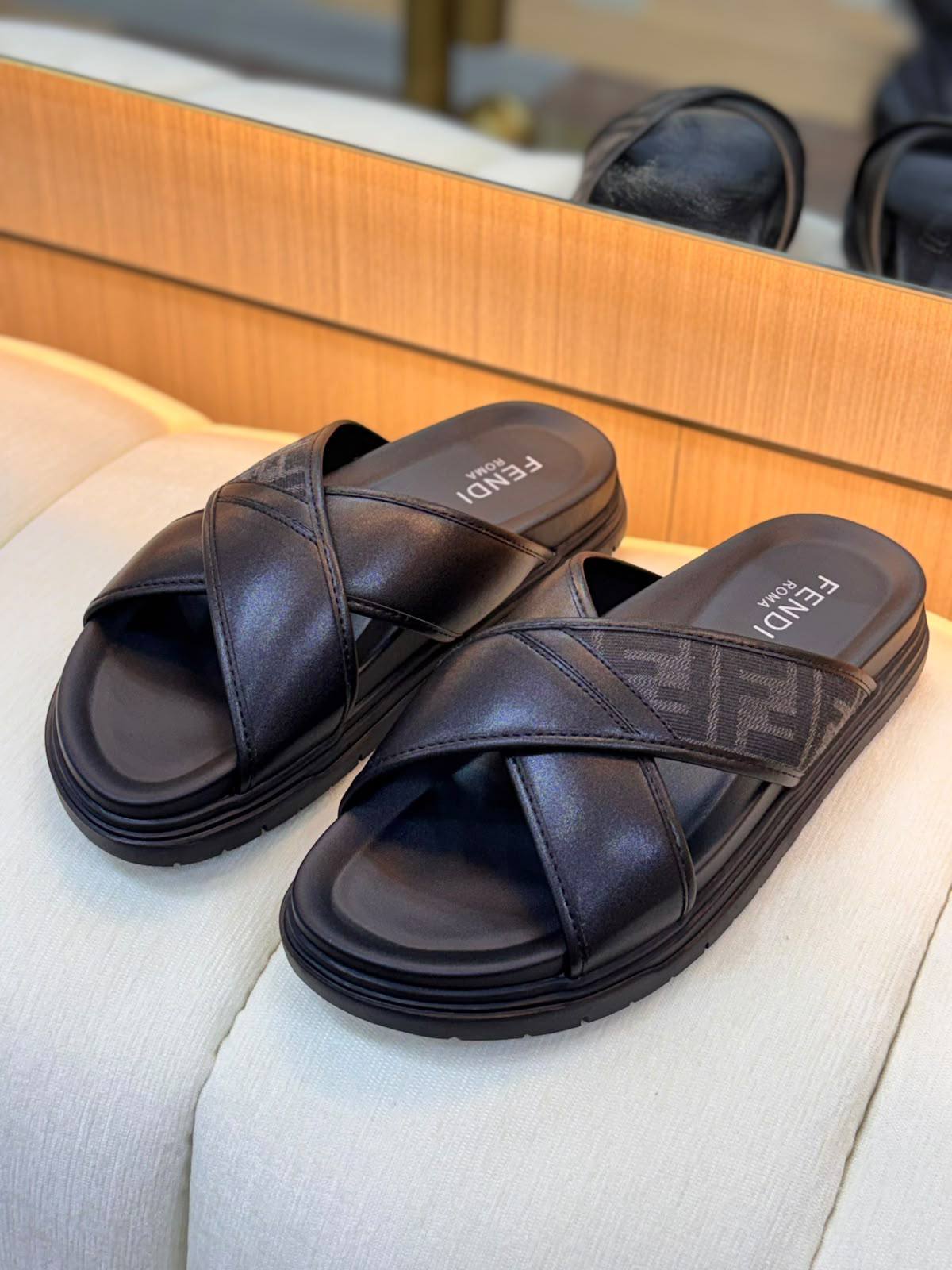 Fendi
men slipper
120 dhs🇦🇪🇦🇪
40-46
Zain30
♥️♥️♥️