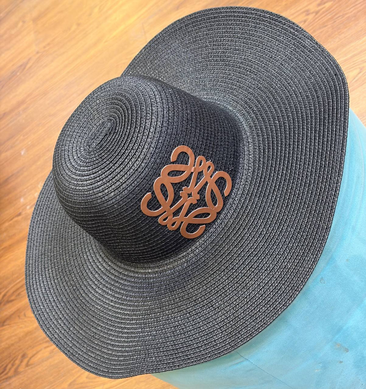 LOEWE NEW HATS
260 dhs🇦🇪🇦🇪
Zain328
♥️♥️♥️