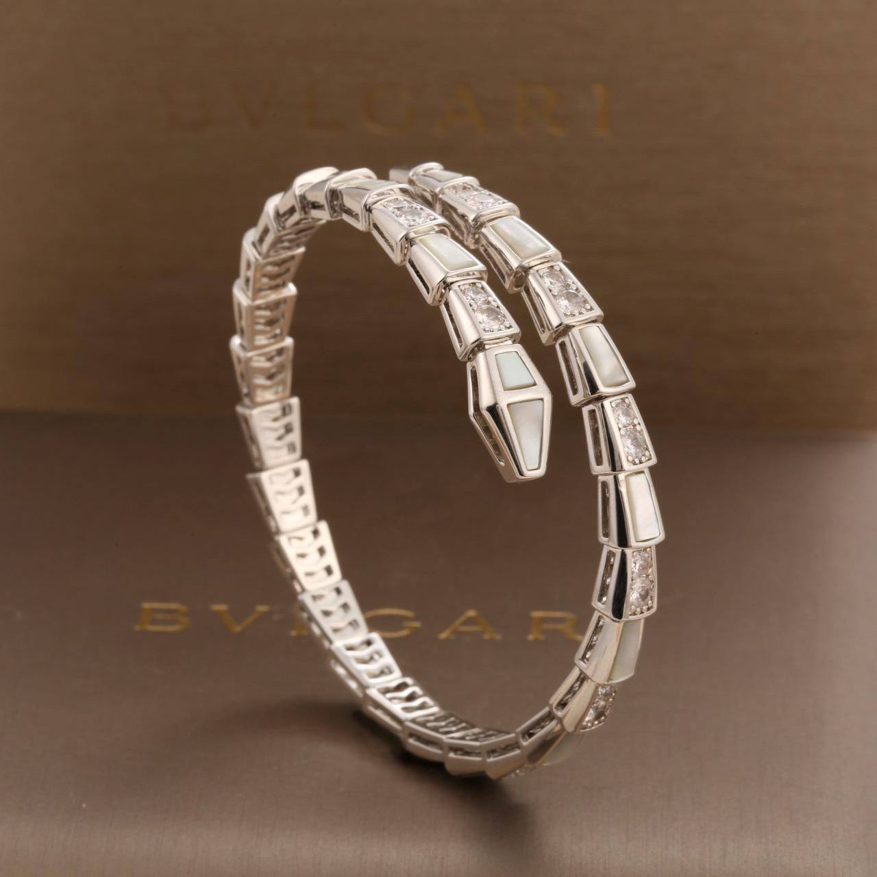 BVLGARI ❤️🔥*
Bangle 🌊
Master quality 💯
With normal boxes 📦
120 dhs🪙🌨️
With master box 🗃️
150 dhs🪙🌨️
Zain216
♥️♥️♥️