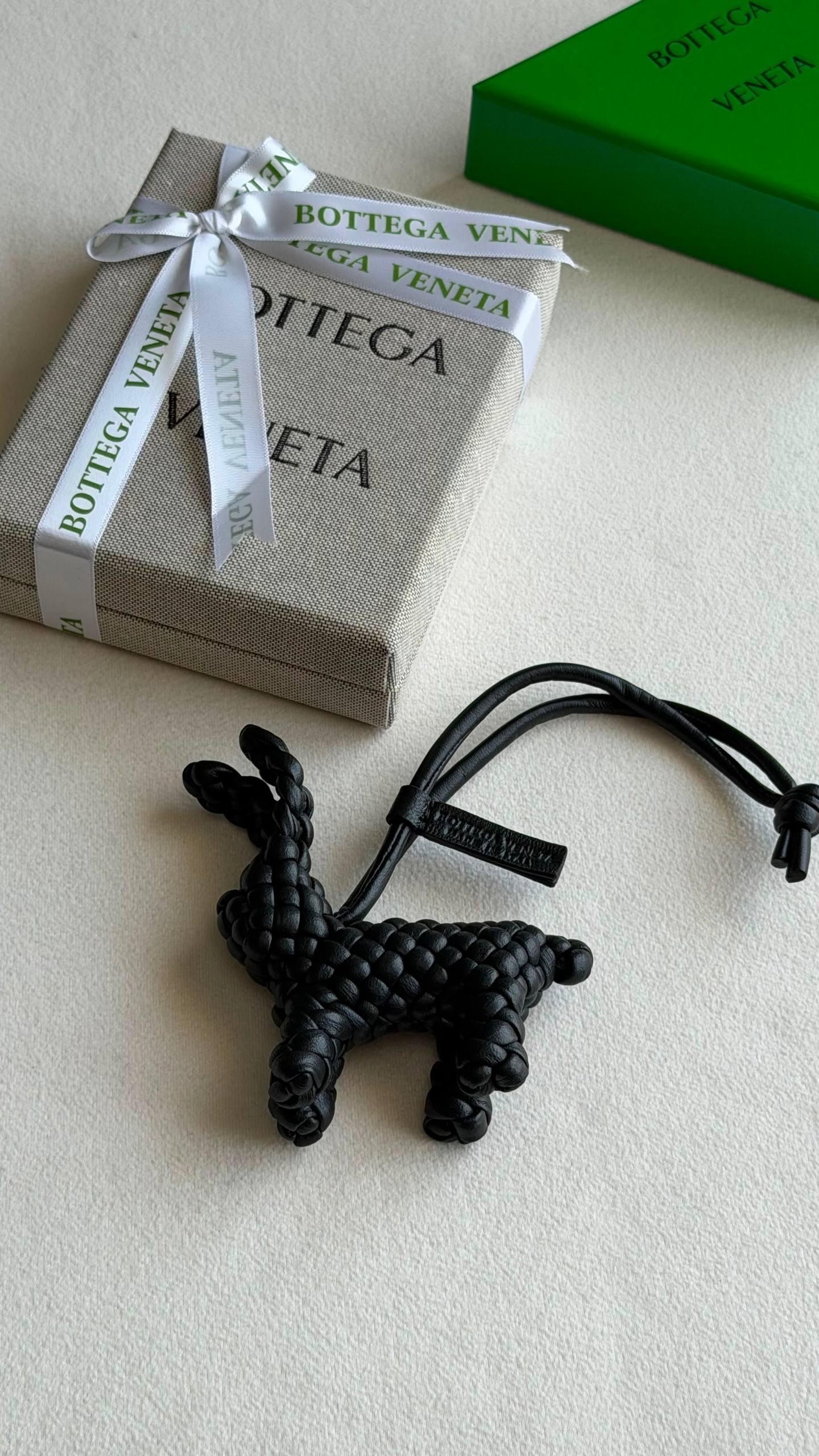 BOTTEGA VENETA CHARMS
*Super master quality*
*with complete packing*🎁
320 dhs✅
Zain280
♥️♥️♥️