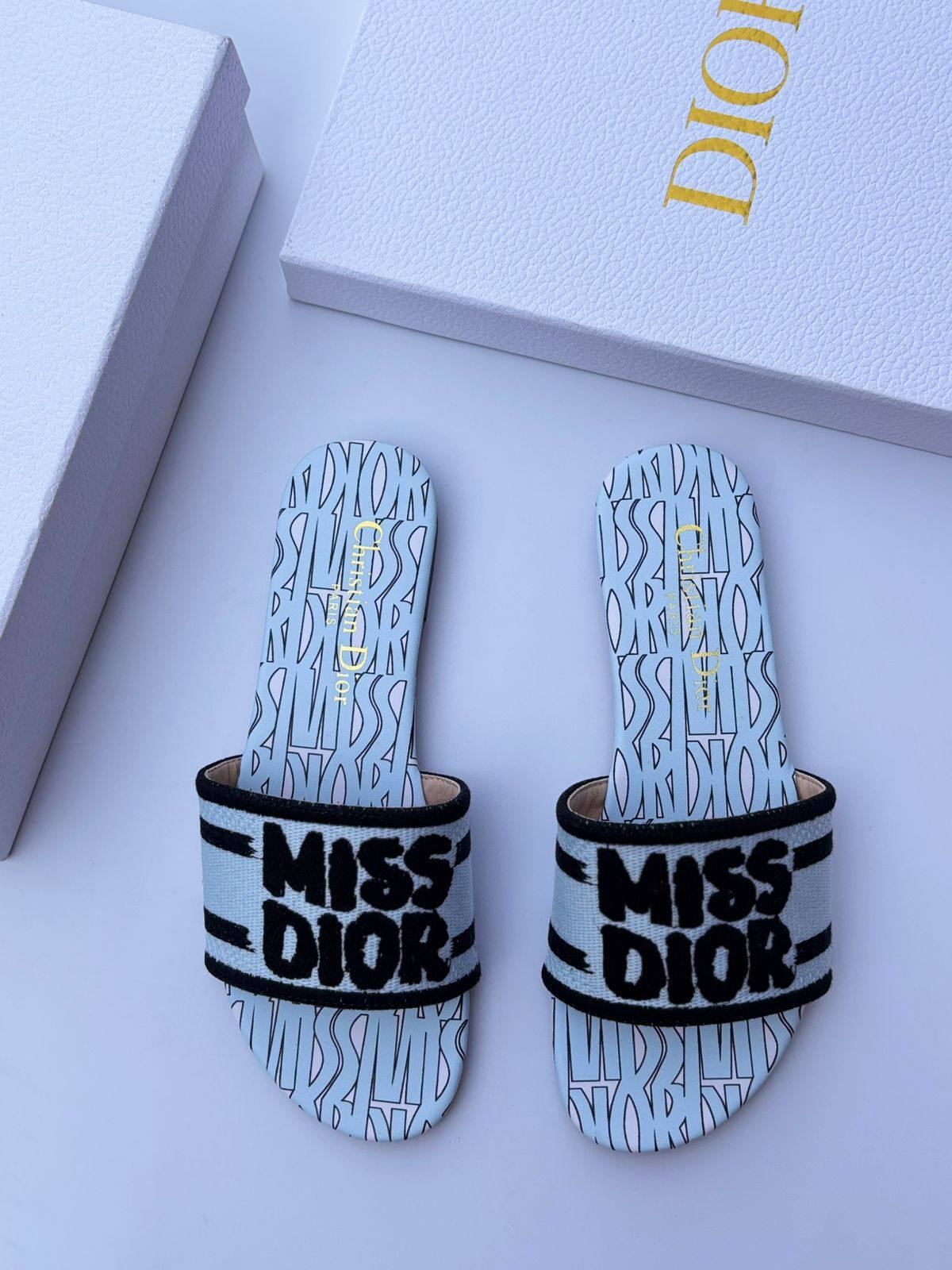 Dior slipper
100 dhs❣️
Size 36-42
Zain55
♥️♥️♥️