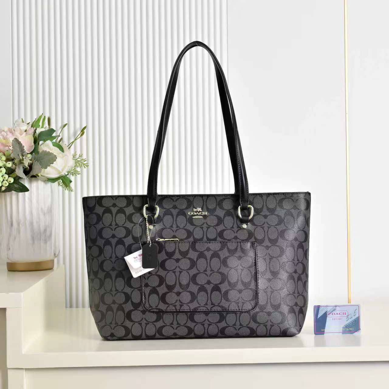 Coach
85 dhs✅
size 43×10×26cm
Zain42
♥️♥️♥️