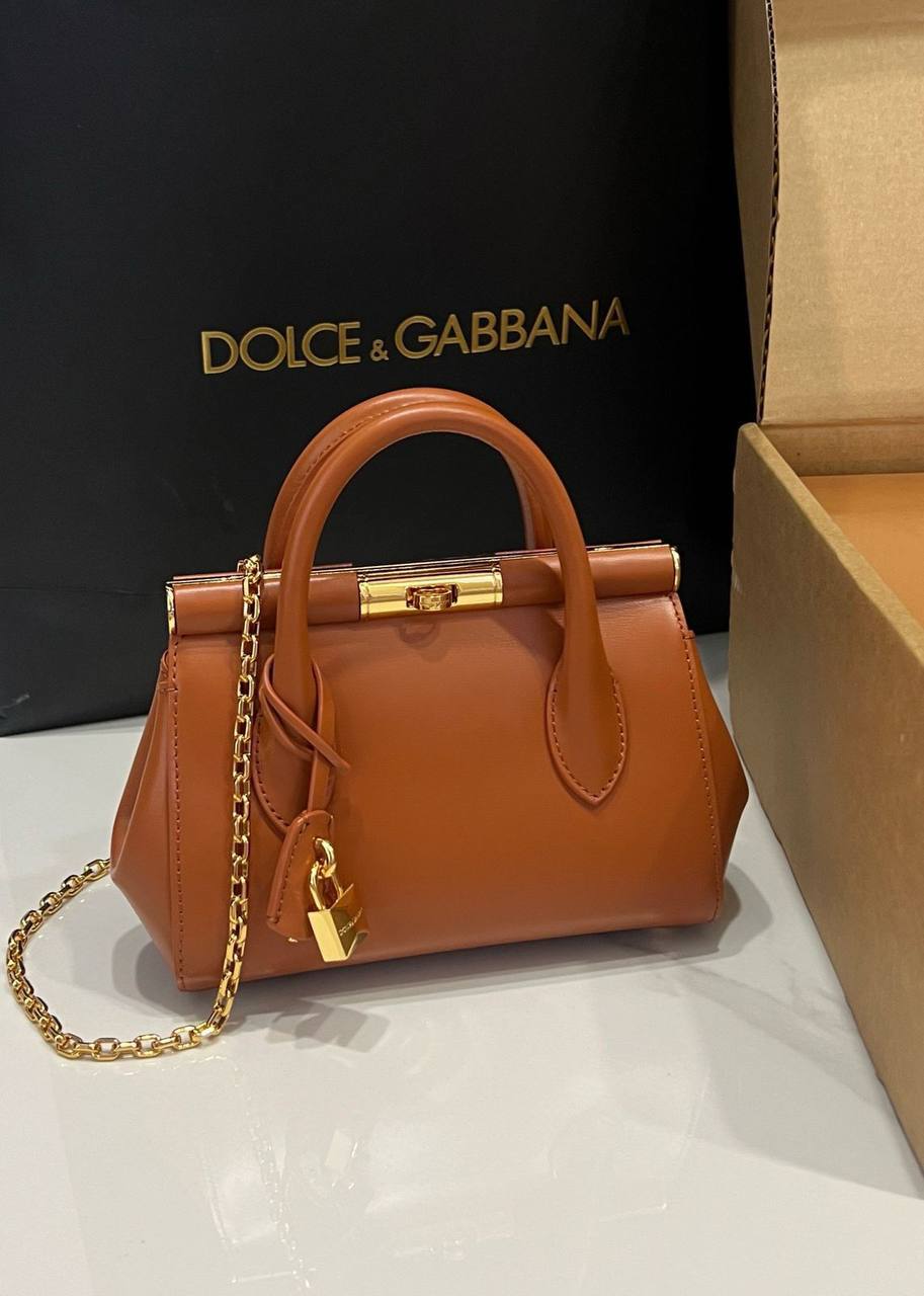 D&G
Master
480 dhs🪙💕
#19cm
#with box...
🎁🎁🎁
Zain228
♥️♥️♥️