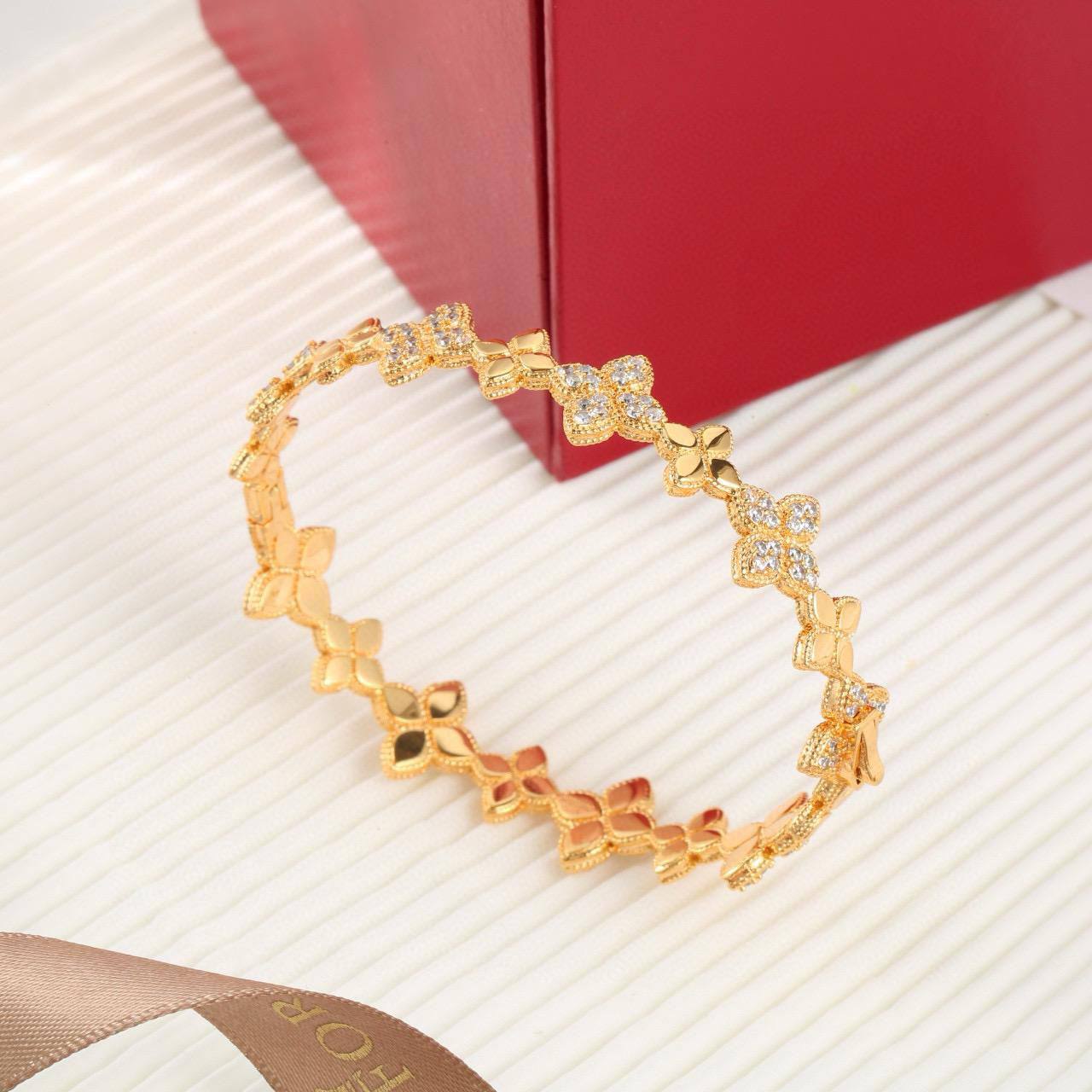 ROBERTO COIN ❤️🔥*
Bangle 💥
Master quality ✨
With normal boxes 📦
85 dhs✅
With master box 🗃️
140 dhs✅
Zain216
♥️♥️♥️
