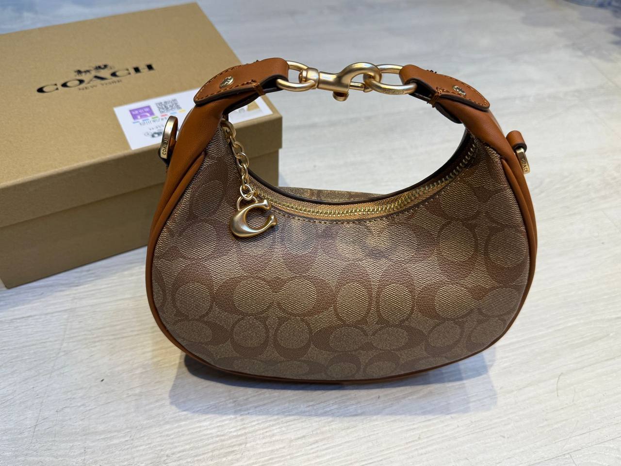 Coach Jonie bag
20cm
95 dhs💓
with BOX
🎁🎁🎁
Zain44
♥️♥️♥️