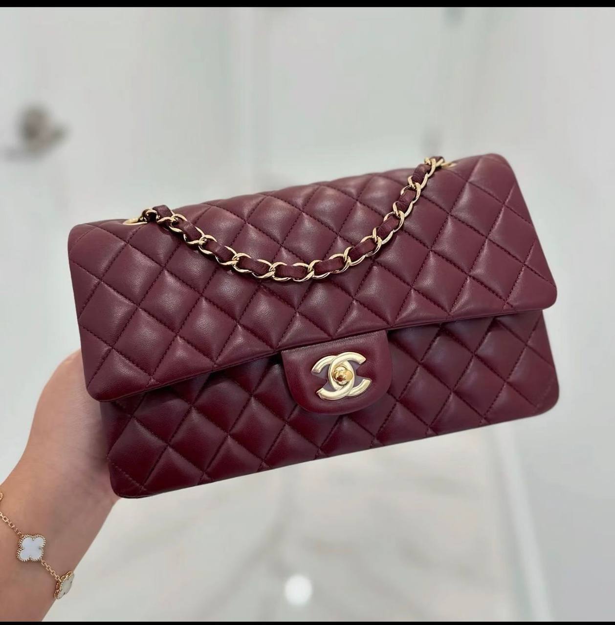 Chanel
good quality,
comes with box,
🎁🎁🎁
size...25 *16 cm
110 dhs💓
Zain12
♥️♥️♥️