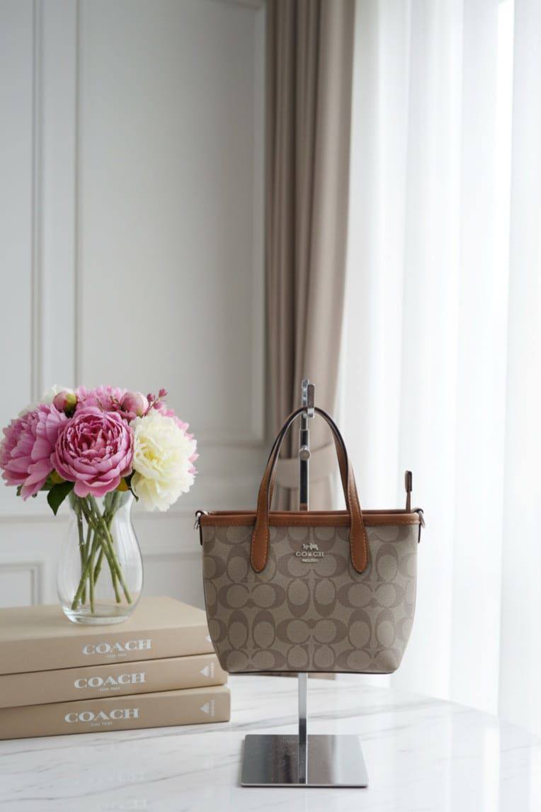COACH
16*9*15.5cm
85 dhs🪙💕
With box
🎁🎁🎁
Zain44
♥️♥️♥️