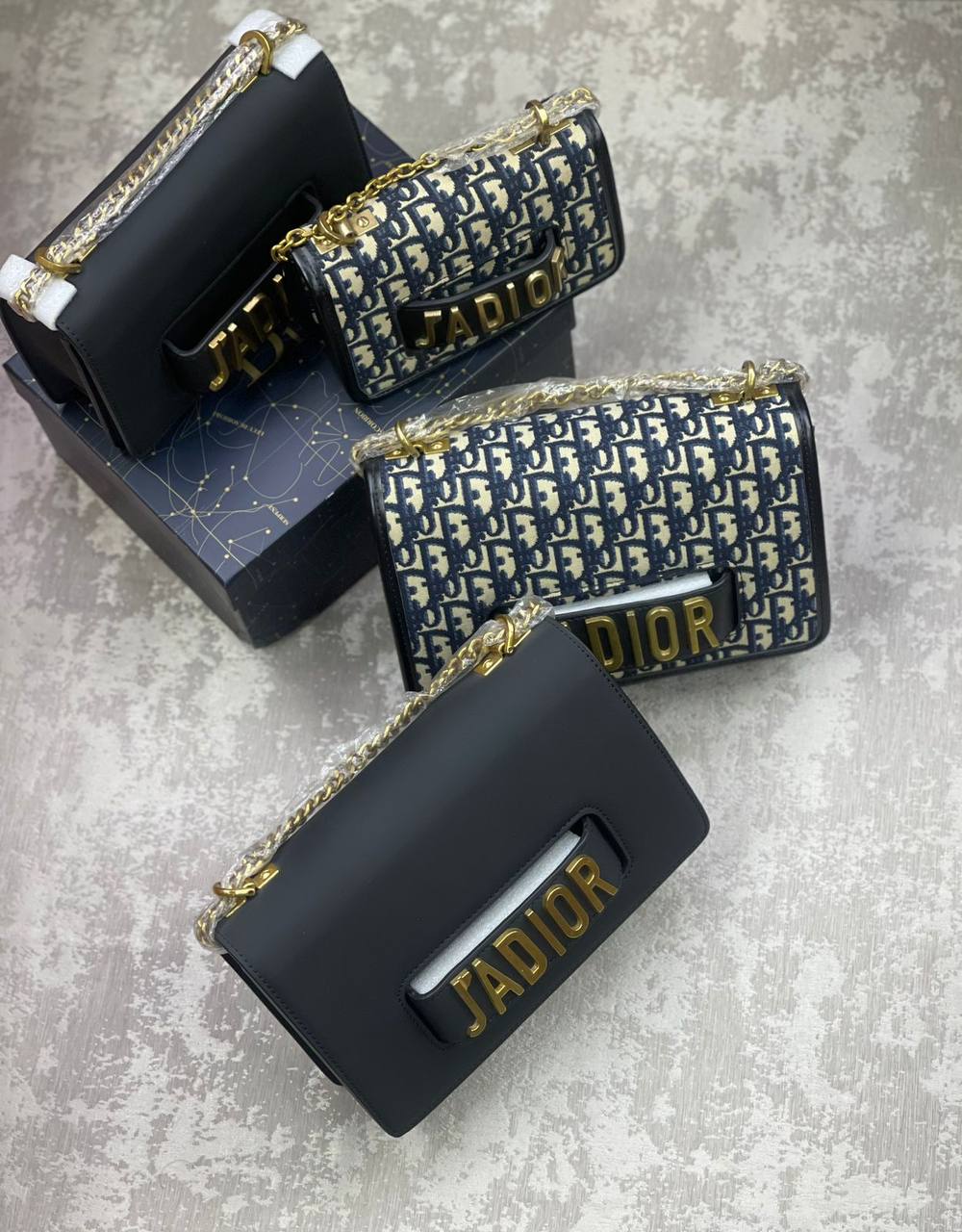 Dior
JA DIOR
with box
🎁🎁🎁
good quality
Big 130 dhs✅
Small 120 dhs✅
Zain175
♥️♥️♥️
