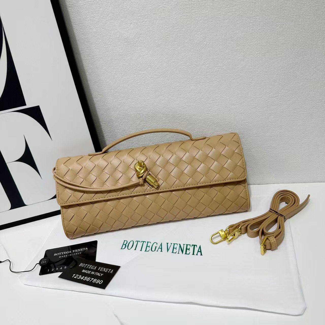Bottega
105 dhs❣️
with box
🎁🎁🎁
size 30×4×13cm
Zain42
♥️♥️♥️