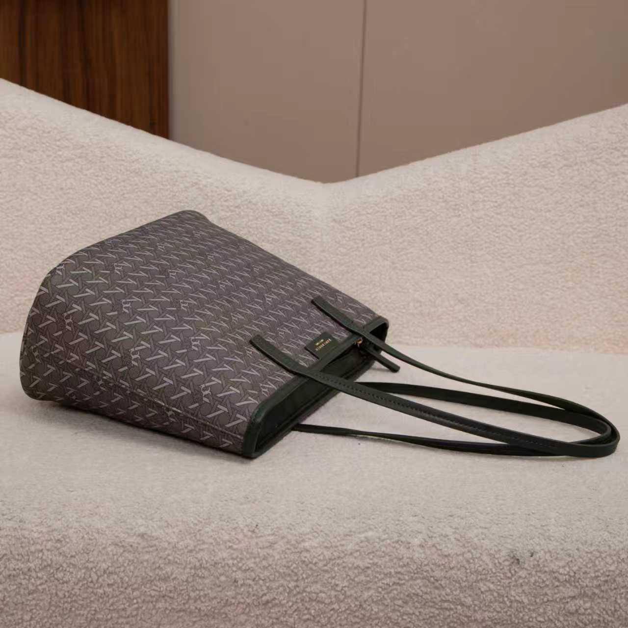 Tory Burch
95 dhs❣️
Zain07
♥️♥️♥️