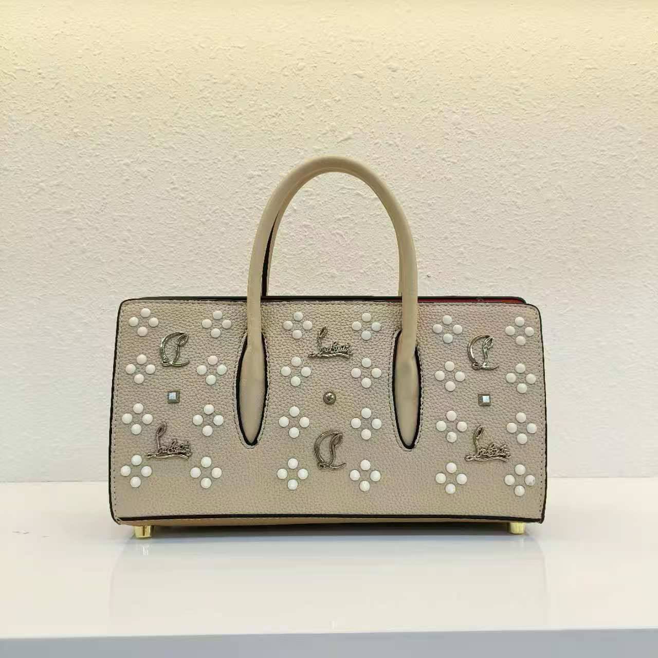 Christian Louboutin
With box
🎁🎁🎁
120 dhs✅
Size 28cm
Zain161
♥️♥️♥️