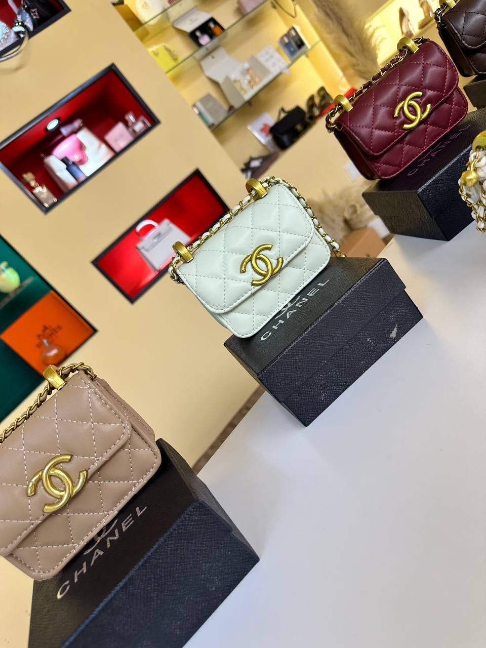 Chanel
80 dhs
Zain31
♥️♥️♥️
Zc