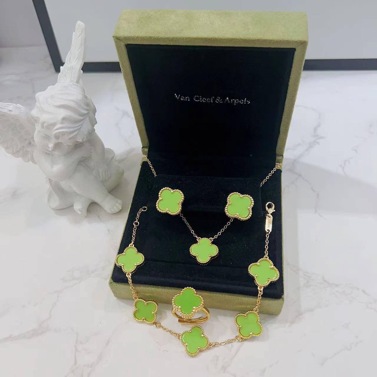 VCA SET ❤️🔥*
Necklace ✨
Earring 🍁
Bracelet 🦋
Ring free size 💍
Master quality 💯
With normal boxes 📦
50 dhs❣️
With master box 🗃️
75 dhs❣️
Zain216
♥️♥️♥️