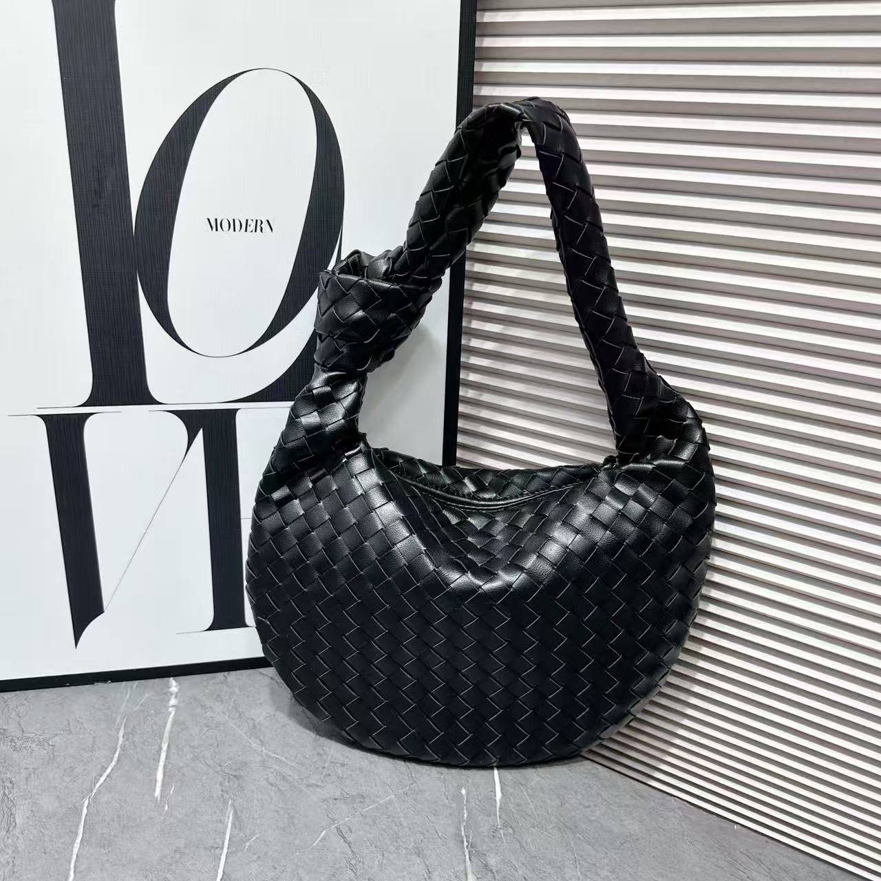 BOTTEGA
SIZE ……… 31CM 🥰
90 dhs✅
Zain144
♥️♥️♥️