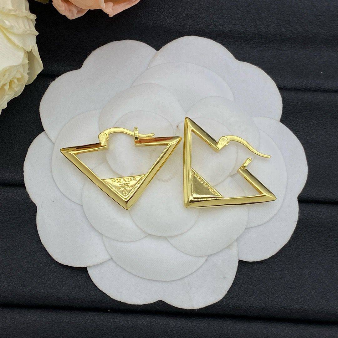 MASTER
EARRING
WITH BOX AND PAPER BAG🛍️🎁
50 DHS✅
Zain89
♥️♥️♥️
