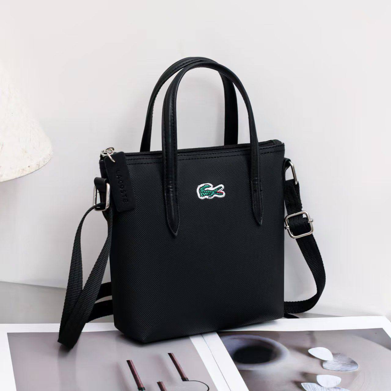 LACOST BAG
GOOD QUALITY
40 dhs✅
Zain40
♥️♥️♥️