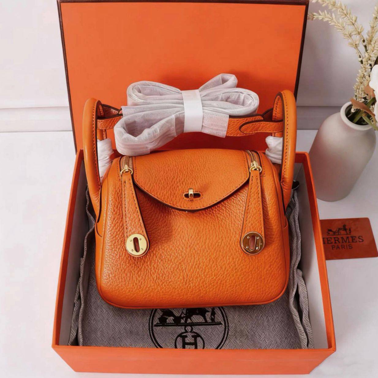 HERMES LINDY 
COPY ONE  
NEW CAME 
WITH BOX 
🎁🎁🎁
220 dhs🪙
 (leather)……
SIZE: MINI 18 cm
Zain39
♥️♥️♥️
