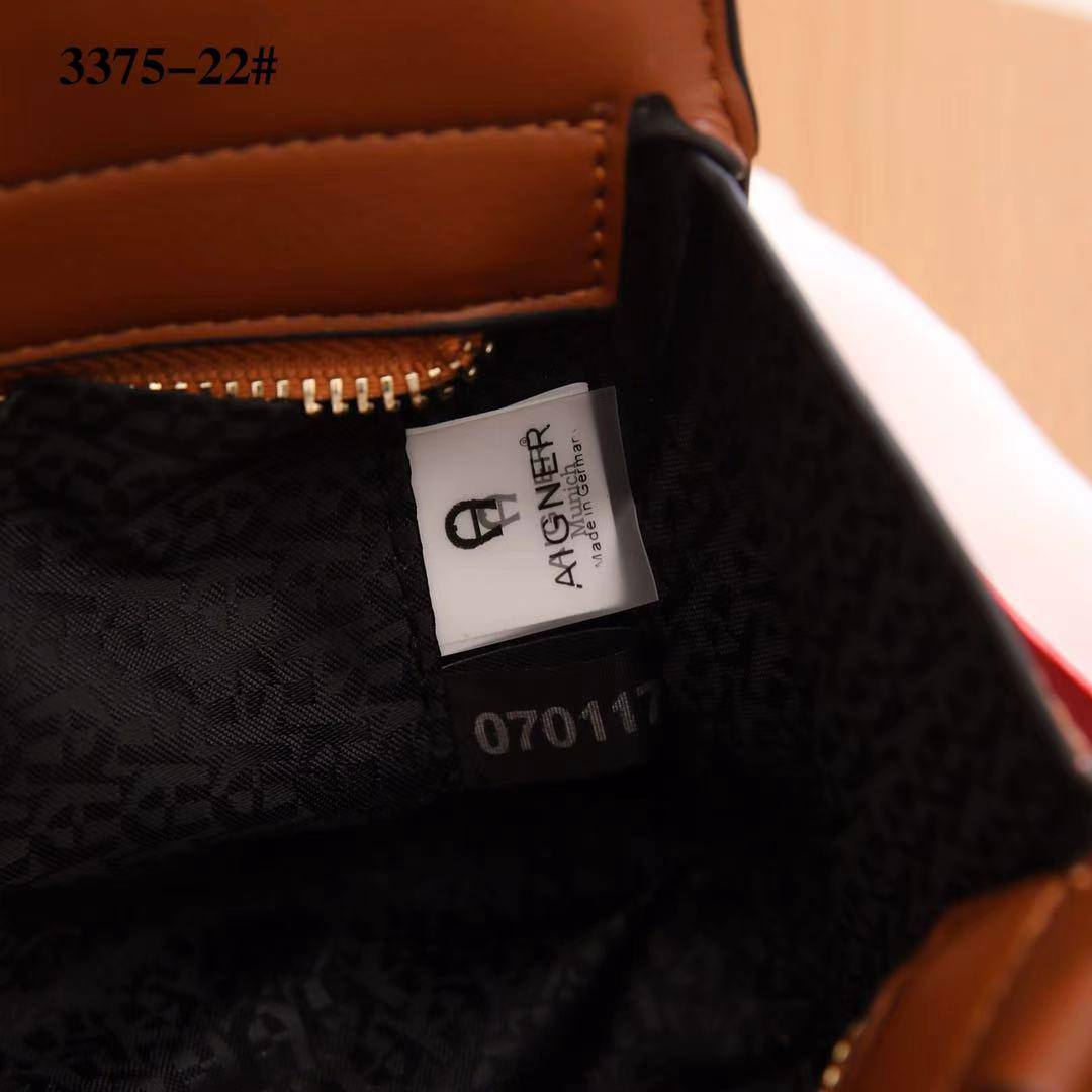 Aigner
115 dhs❤️
SIZE:22cm
High-quality product with a box
🎁🎁🎁
Zain35
♥️♥️♥️