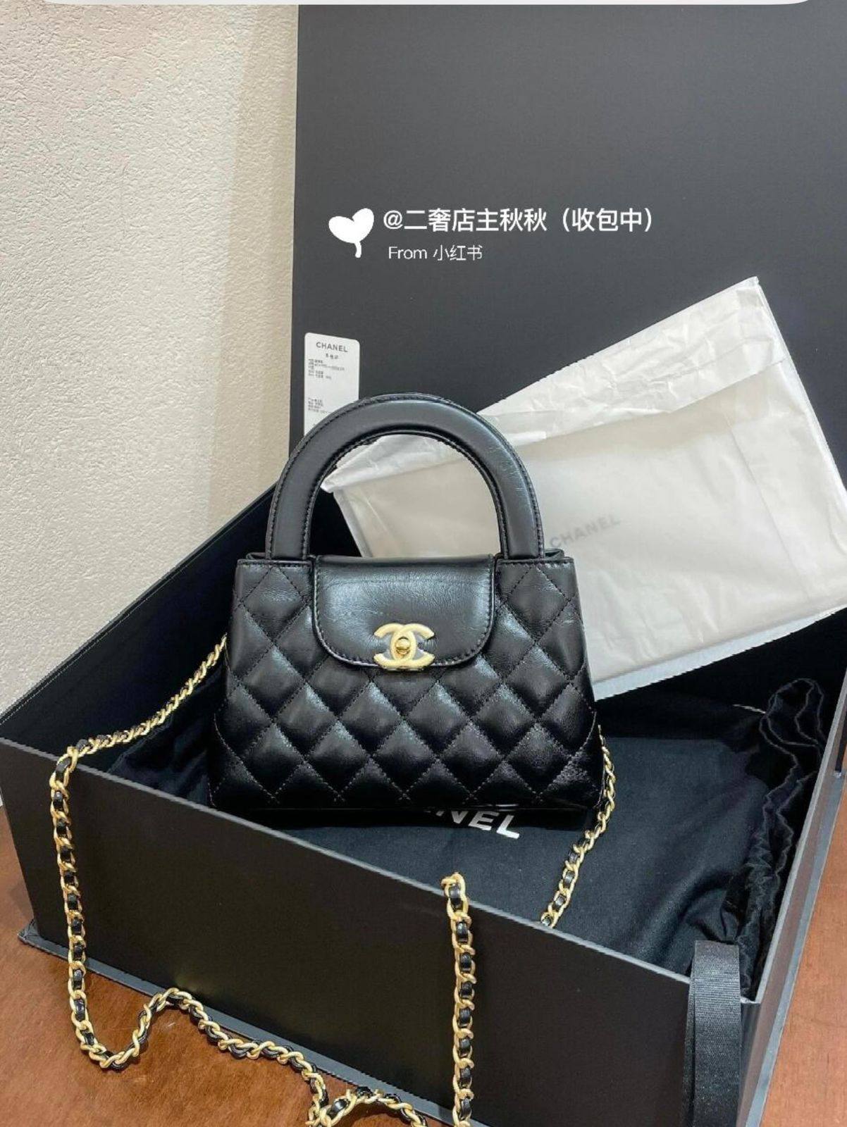 Chanel
good quality,
comes with box,
🎁🎁🎁
size... 19* 13 cm
90 dhs❣️
Zain12
♥️♥️♥️