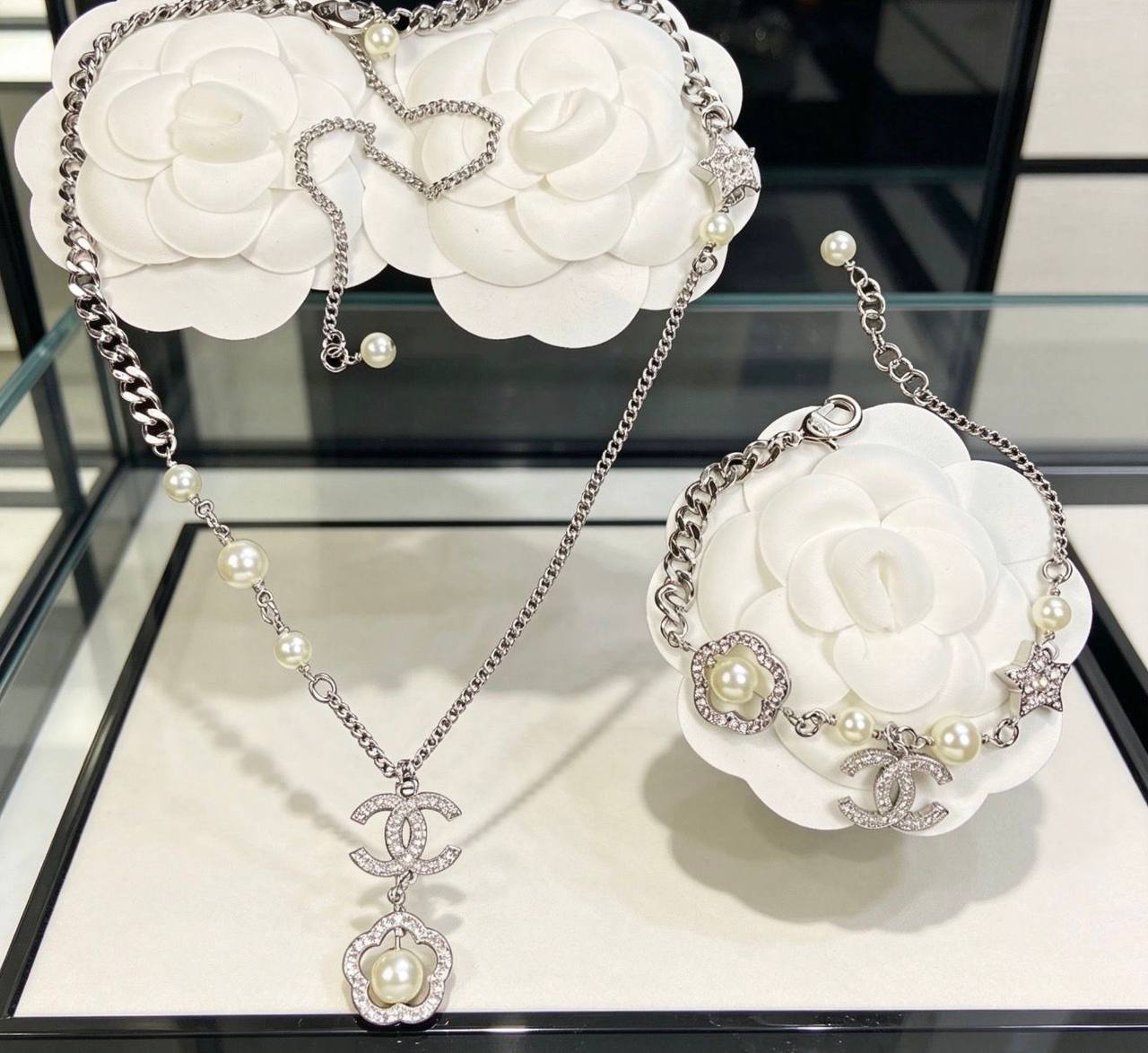 CHANEL❤️🔥*
Necklace🦋
Bracelet 🌸
Master quality 💯
With normal boxes 🗃️
115 dhs✅
With master box 📦
140 dhs✅
Zain216
♥️♥️♥️