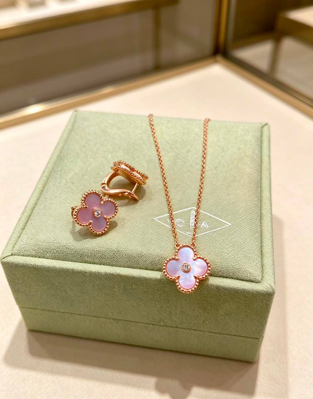 VANCLEAF SET
NECKLACE & EARRINGS
WITH BOX AND PAPER BAG🎁🛍️
115 dhs🇦🇪🇦🇪
Zain89
♥️♥️♥️