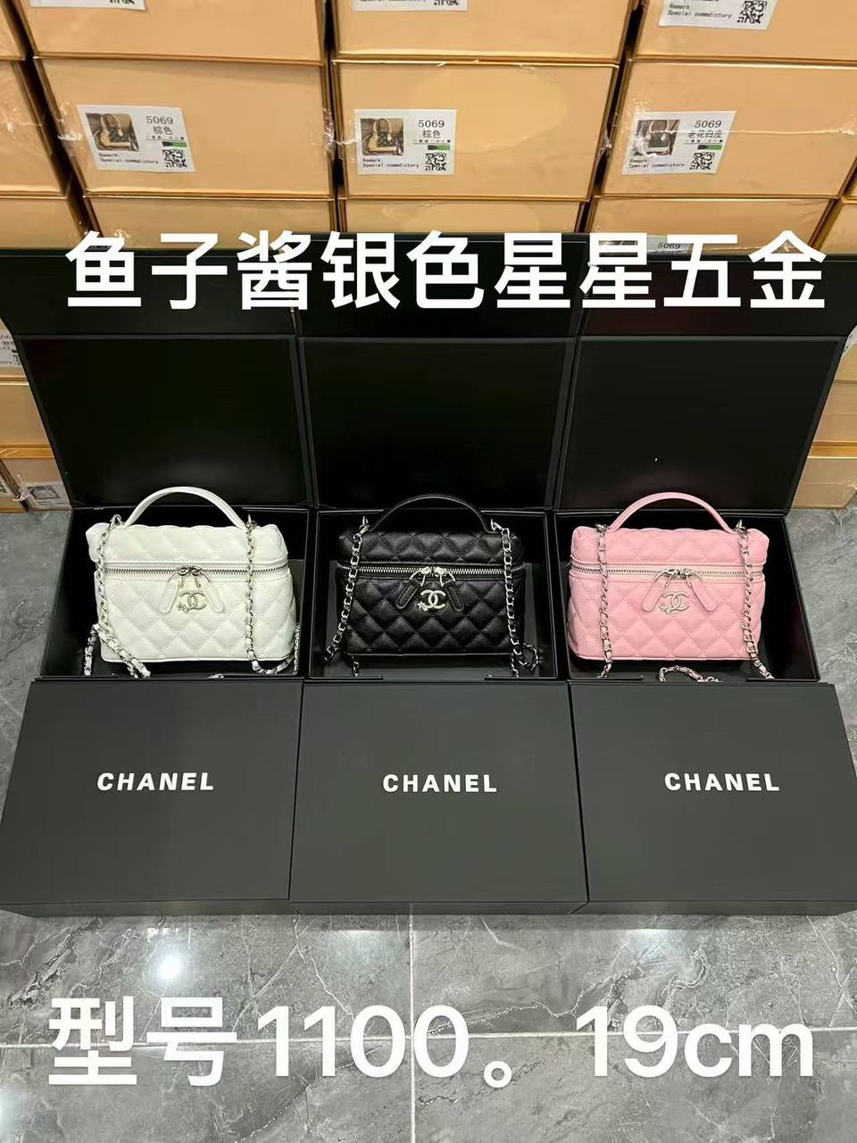 Chanel
good quality,
comes with a folding box,
size...19 cm
95 dhs✅
Zain12
♥️♥️♥️