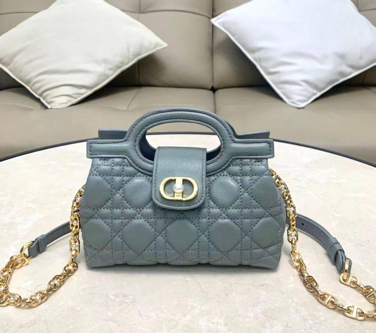 DIOR
95 dhs🪙🌨️
With box
🎁🎁🎁
Zain90
♥️♥️♥️