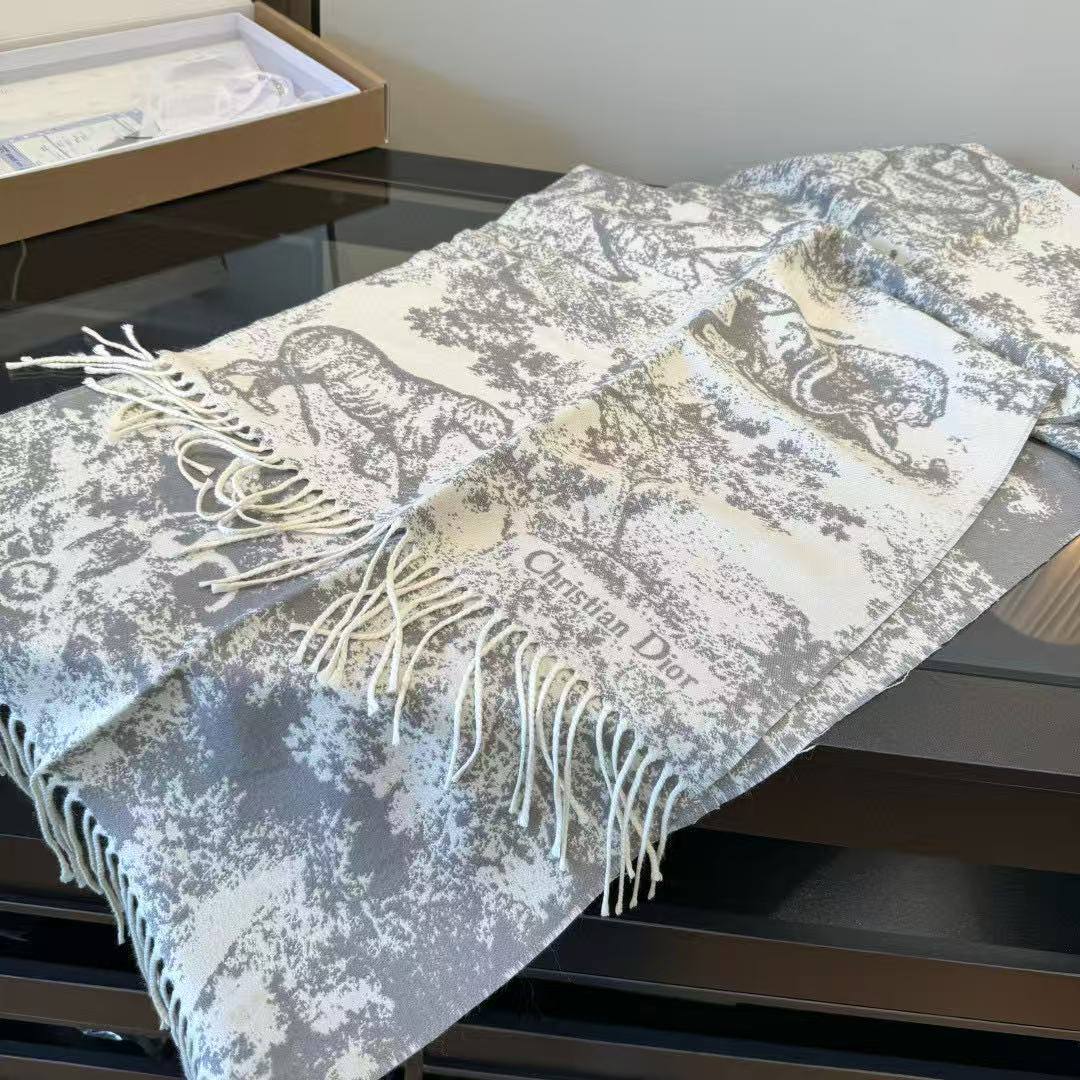 NEW COLLECTION👌🏻
DIOR SCARF❤🔥
VIP Quality👑
With Original Packaging👌🏻
300 dhs🇦🇪🇦🇪
Zain329
♥️♥️♥️