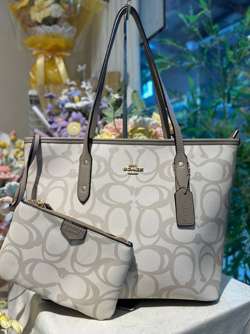 COACH Tote bag
With zipper
110 dhs✅
Zain254
♥️♥️♥️