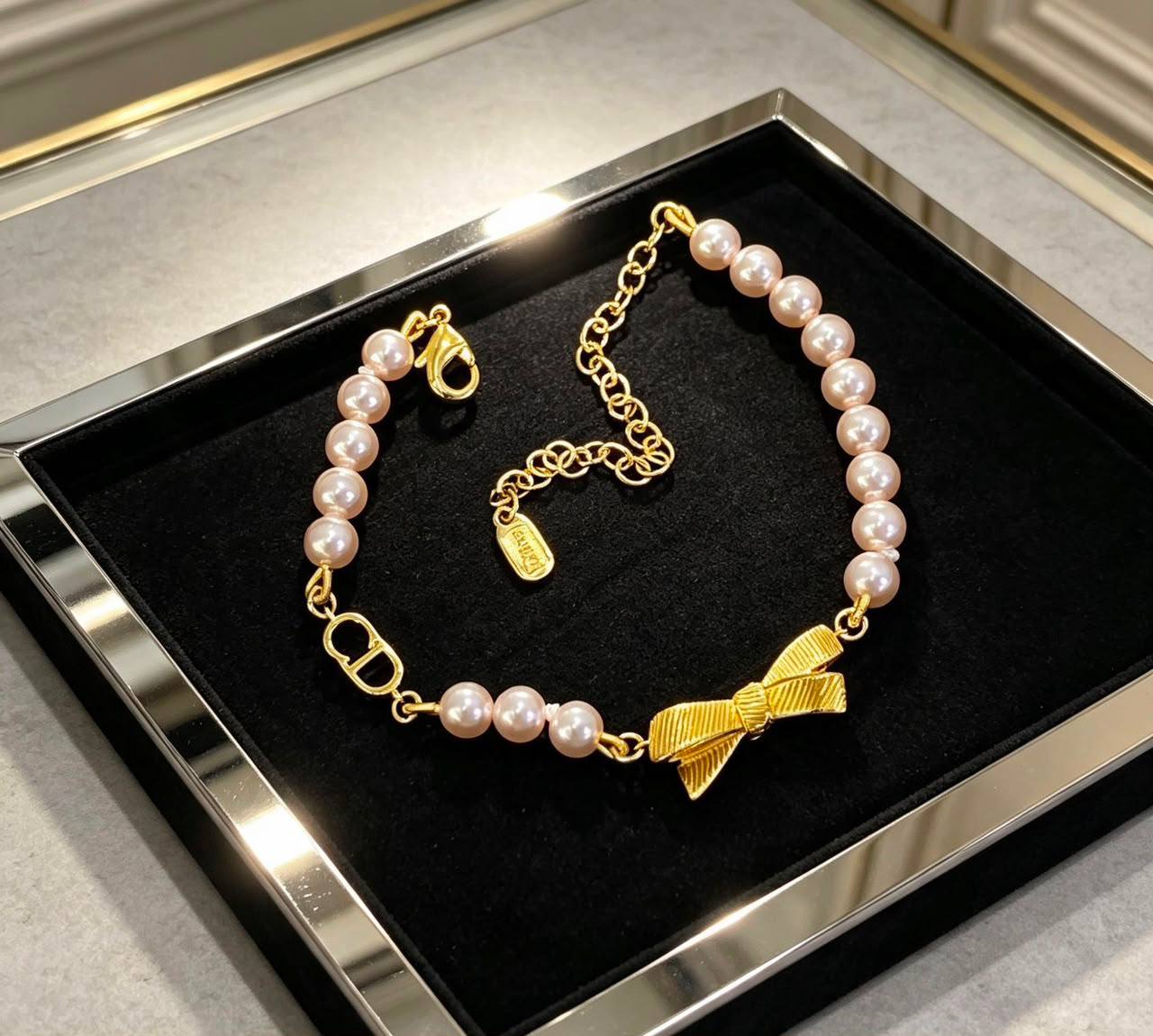 Dior SET
Necklace 😍
Bracelet 🦋
Earring ✨
Master quality 💯
With normal boxes 🗃️
150 dhs🇦🇪🇦🇪
With master box 📦
180 dhs🇦🇪🇦🇪
Zain216
♥️♥️♥️