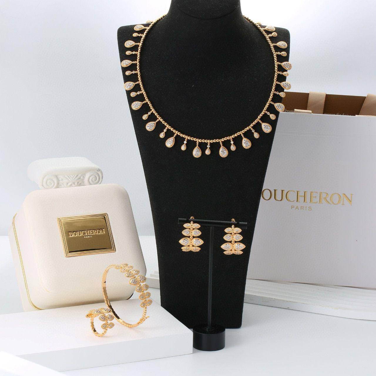 BOUCHRON SET
MASTER💫✨
350 DHS✅
WITH BOX AND PAPER BAG🛍️🎁
Zain89
♥️♥️♥️