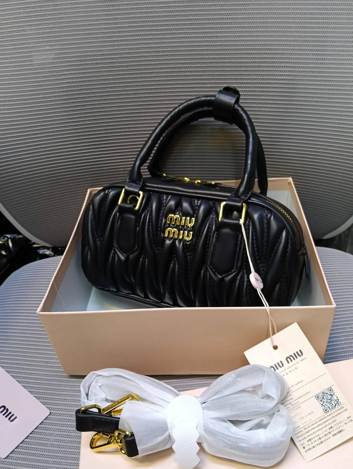 MIU MIU
100 dhs🇦🇪🇦🇪
with box
Zain26
♥️♥️♥️