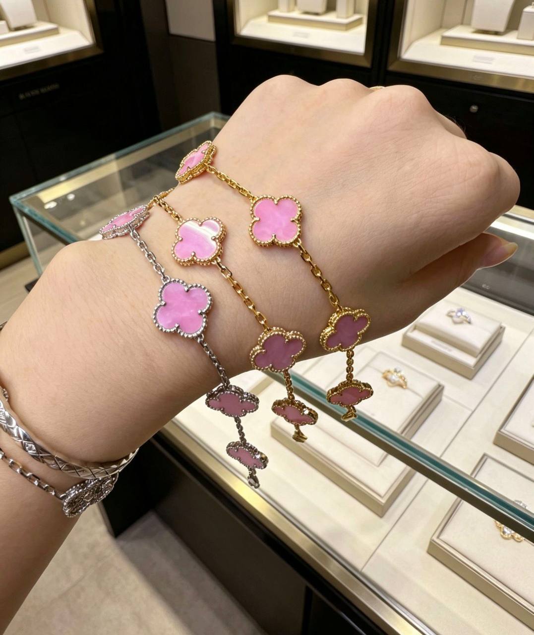 VCA
Bracelet
Master☘️
*70* AED with normal box 📦
Zain48
♥️♥️♥️