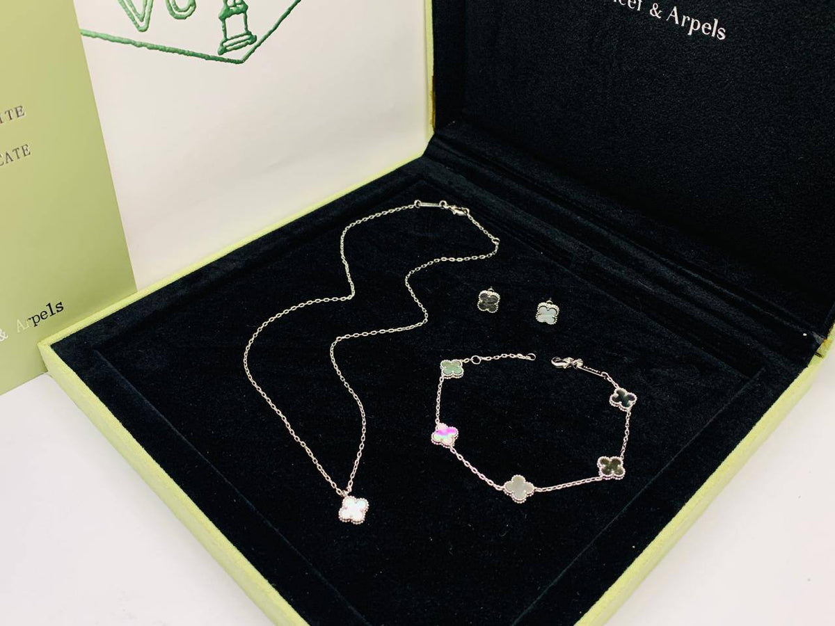 VANCLEAF MINI
SET MASTER
NECKLACE BRACELET EARRINGS
WITH GOOD BOX AND PAPER BAG🛍️🎁
150 dhs🇦🇪🇦🇪
Zain89
♥️♥️♥️