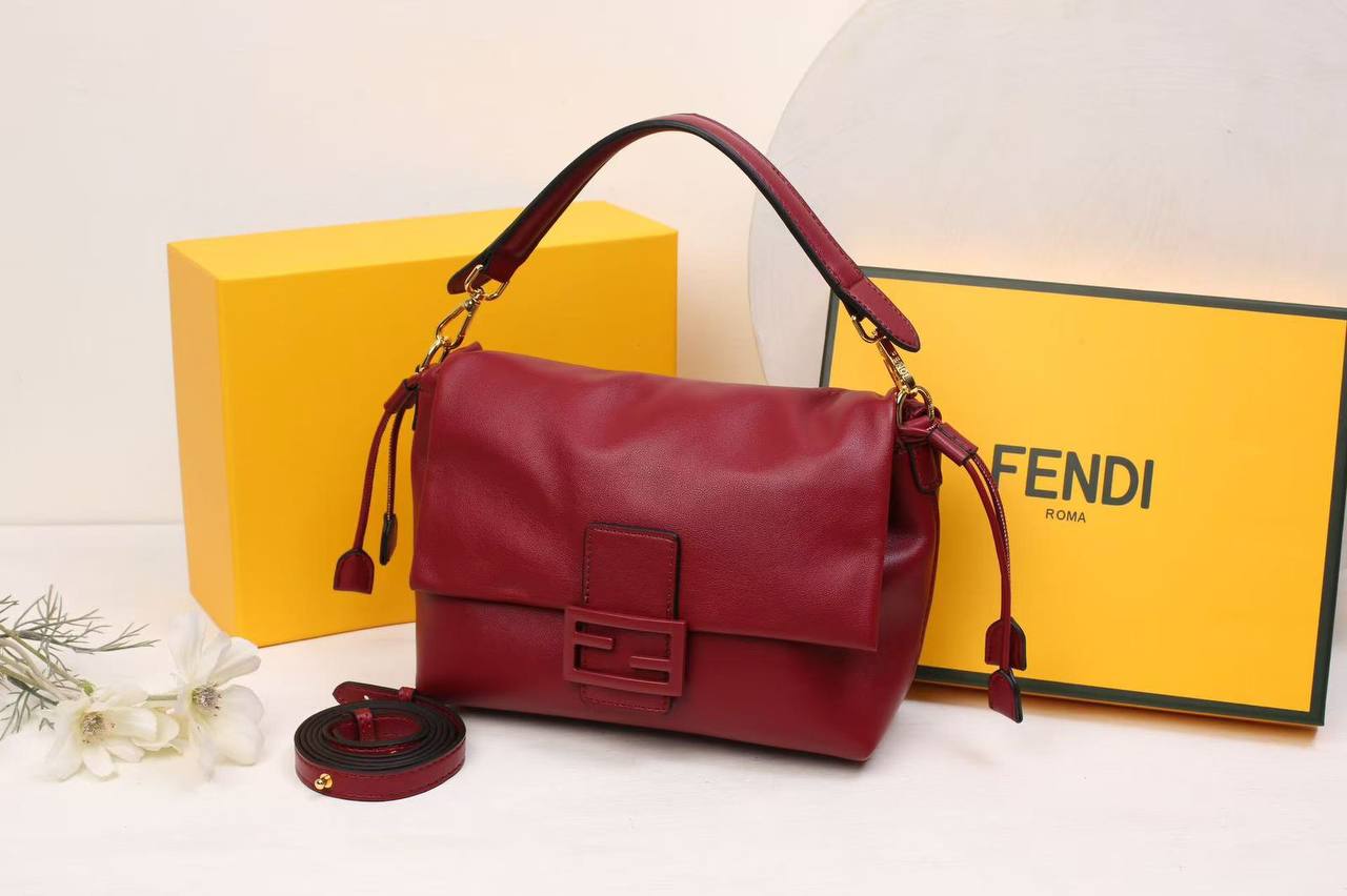 Fendi
SIZE ……… 22 CM
105 dhs🪙🖤
with box
🎁🎁🎁
Zain51
♥️♥️♥️