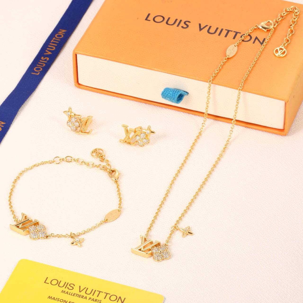 Lv SET
NECKLACE BRACELET EARRINGS
MASTER💫✨
130 DHS✅
WITH BOX And Paper BAG🛍️🎁
Zain89
♥️♥️♥️