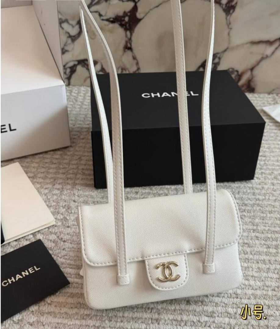 Chanel
100 dhs✅
With box
🎁🎁🎁
size 22×7×13cm
Zain42
♥️♥️♥️
