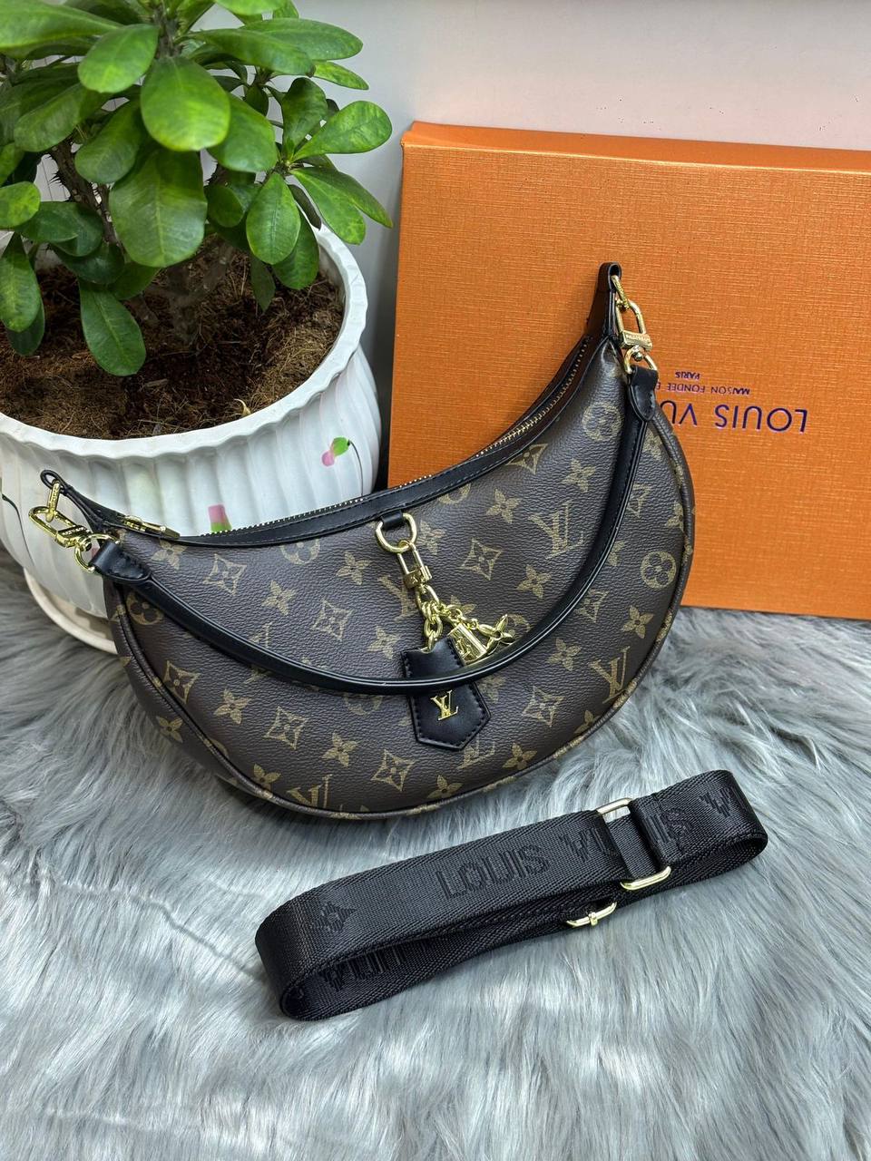 LV
SIZE ………28CM👌
95 dhs🪙🌨️
with box
🎁🎁🎁
Zain244
♥️♥️♥️