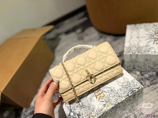 DIOR
GOOD QUALITY 
SIZE:22cm   
95 dhs🪙
withbox  
🎁🎁🎁
Zain04
♥️♥️♥️
