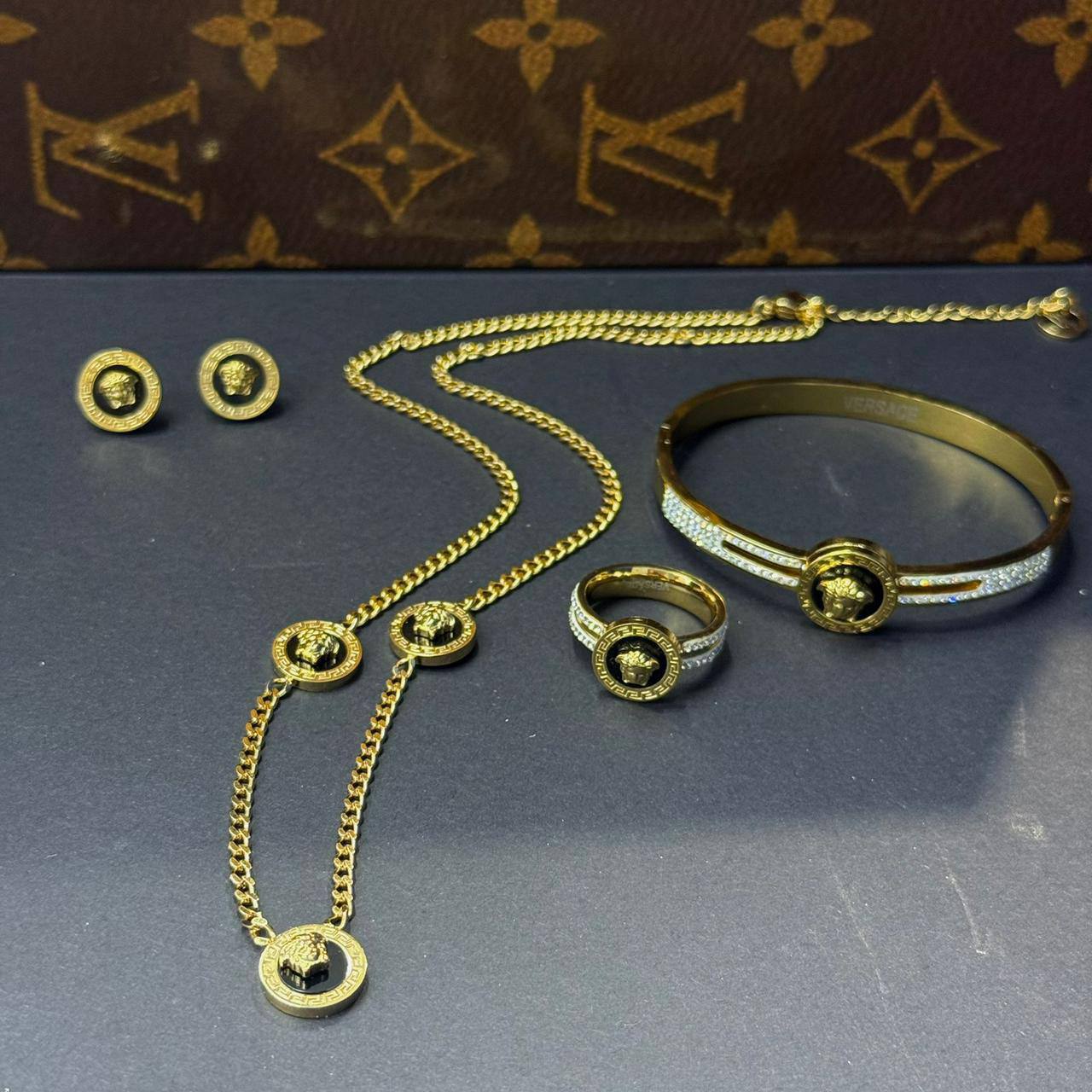 *Stainless steel SET 💯*
Necklace ❤️🩹
Earring 🍁
Breslat ❣️
Ring free size
With normal boxes 📦
And paper bag 🛍️
45 dhs❤️
Zain216
♥️♥️♥️