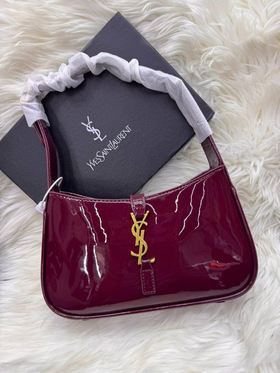 YSL Hobo
First quality +🎁
Size: 25.5 * 15 * 7cm
Withbox
85 dhs🇦🇪🇦🇪
Zain115
♥️♥️♥️